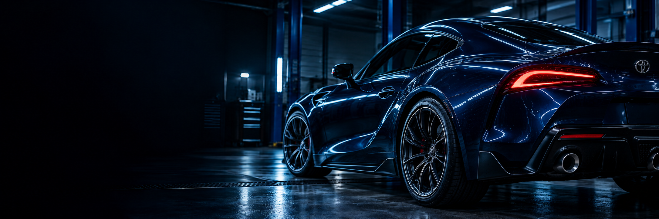 Toyota GR Supra azul oscuro en un taller; imagen ilustrativa